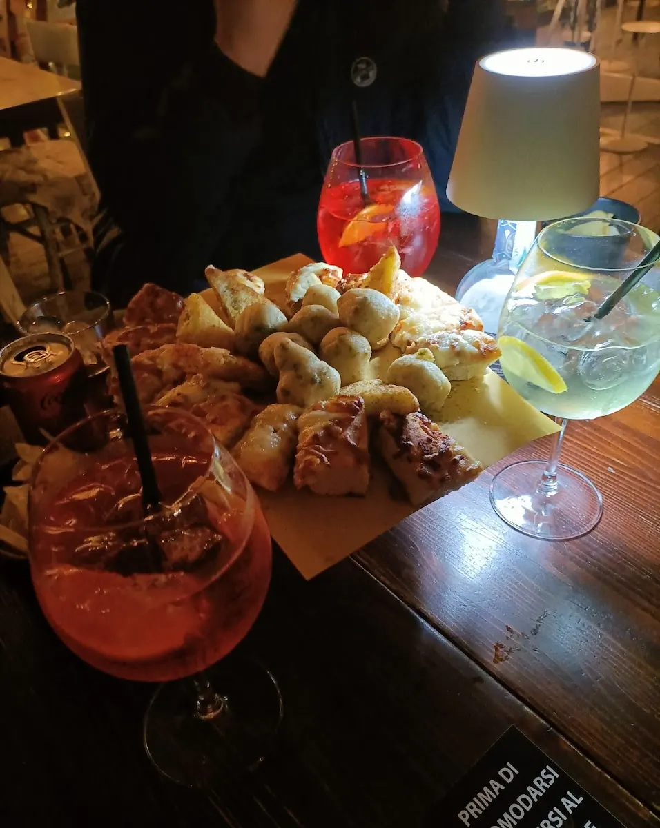 Cappuccino e brioche al bancone