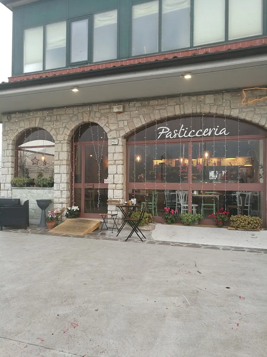 Sala interna di Casa Bistrot apparecchiata per il pranzo