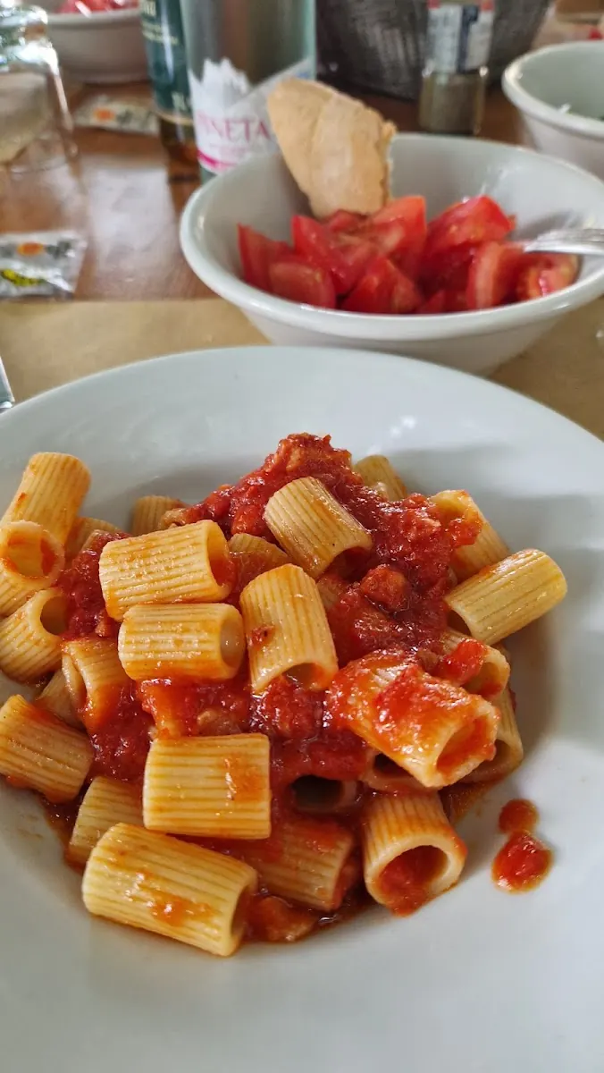Interno della trattoria Non Solo Baracca a Rezzato — sala e cucina
