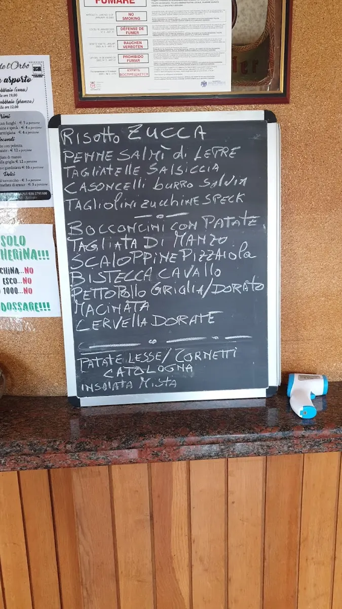 Casoncelli con burro e salvia su piatto rustico