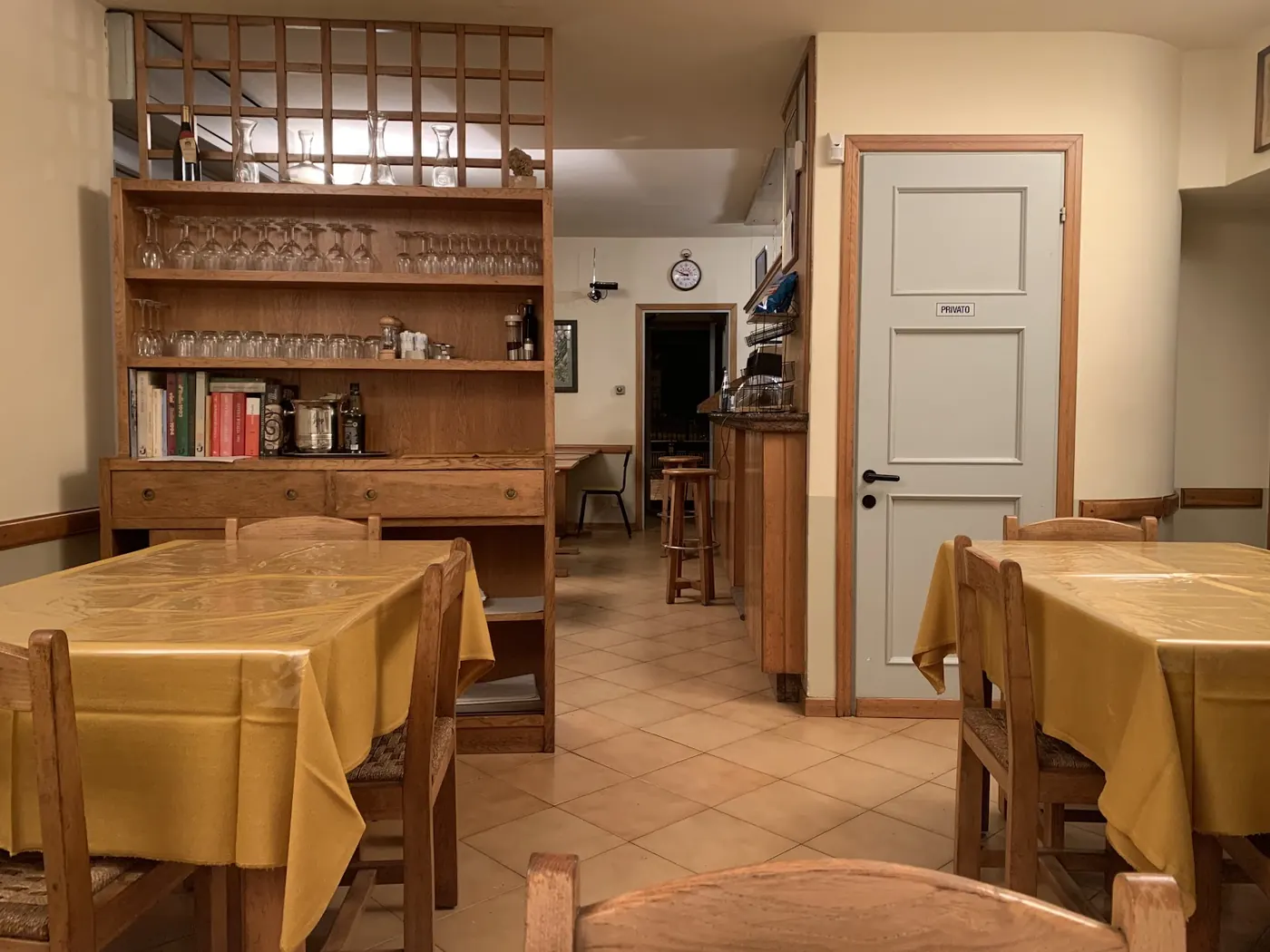 Sala dell'osteria illuminata da una lampada calda