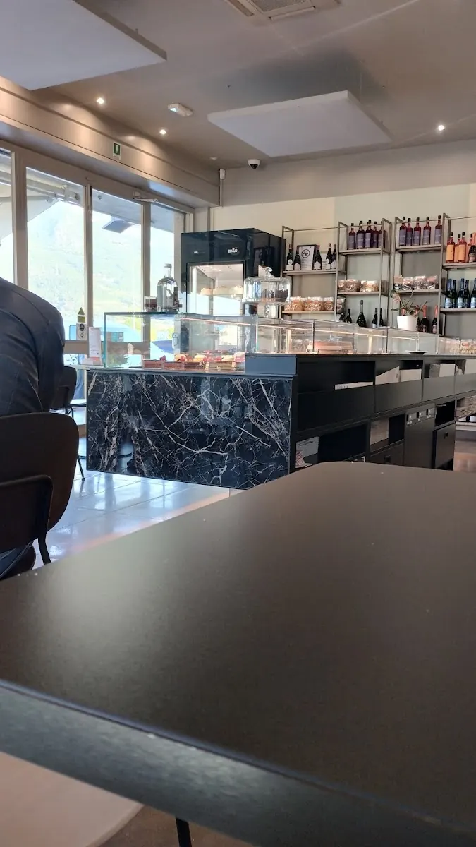 Tazzina di cappuccino sul bancone della Paneria Fabbro